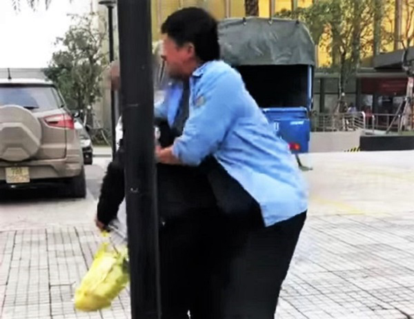Ngăn khách lên “xe buýt dù”, nam thanh niên bị đánh túi bụi