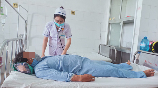 Sập s&agrave;n gỗ khi ngồi tắm, người đ&agrave;n &ocirc;ng bị c&acirc;y đ&acirc;m xuy&ecirc;n người - Ảnh 3.