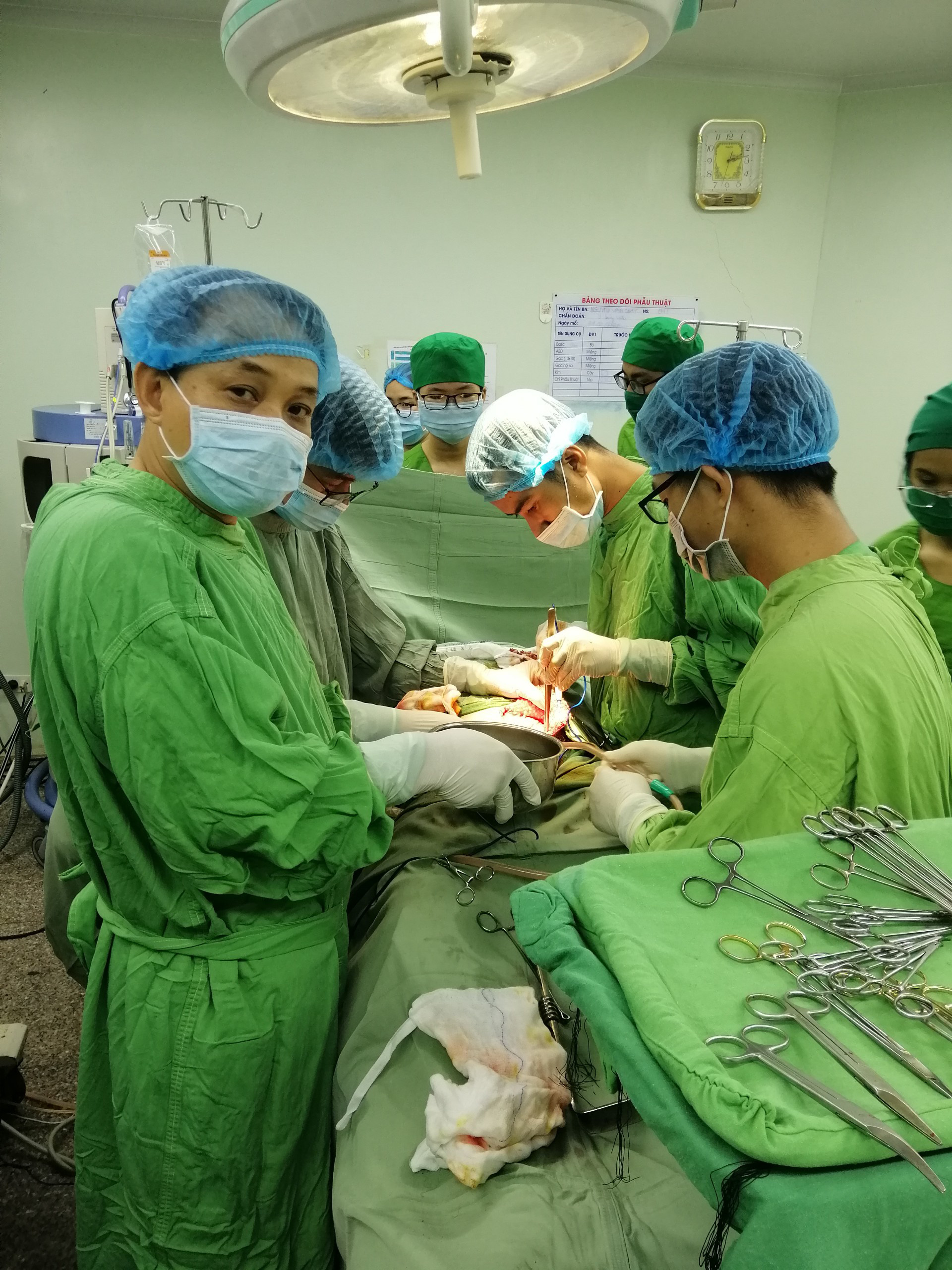 Sập s&agrave;n gỗ khi ngồi tắm, người đ&agrave;n &ocirc;ng bị c&acirc;y đ&acirc;m xuy&ecirc;n người - Ảnh 1.