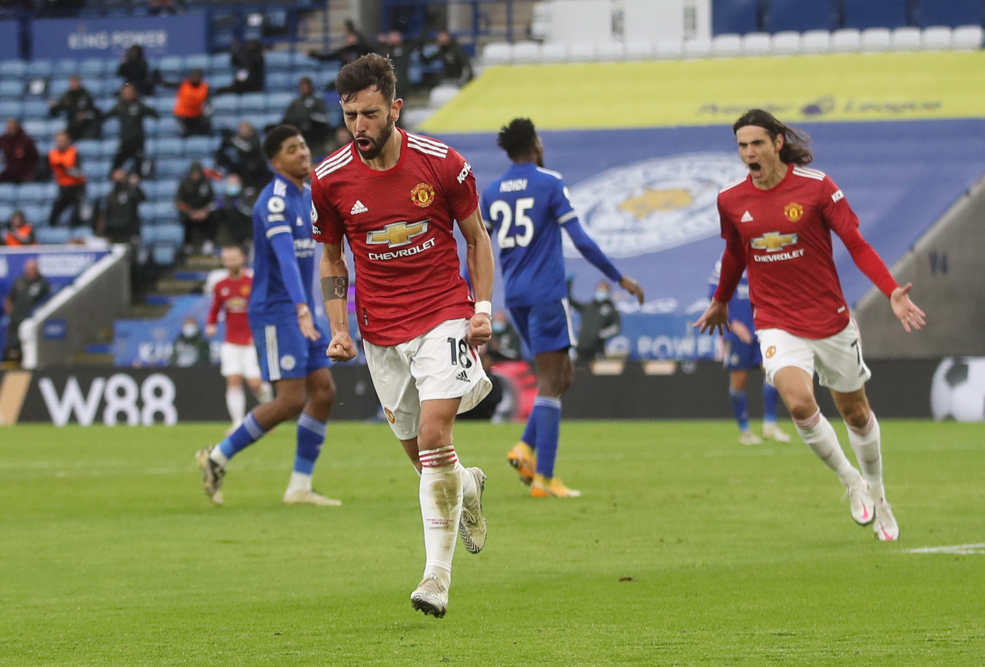 Man United nhận tr&aacute;i đắng, Leicester vững ng&ocirc;i nh&igrave; bảng - Ảnh 7.
