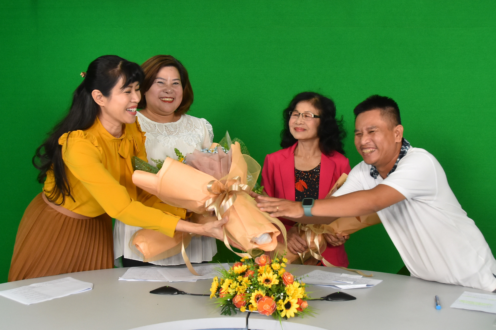 MC Quỳnh Hoa, nh&agrave; b&aacute;o C&aacute;t Vũ, bi&ecirc;n kịch Thanh Hương dự đo&aacute;n về Giải Mai V&agrave;ng 2020 - Ảnh 1.