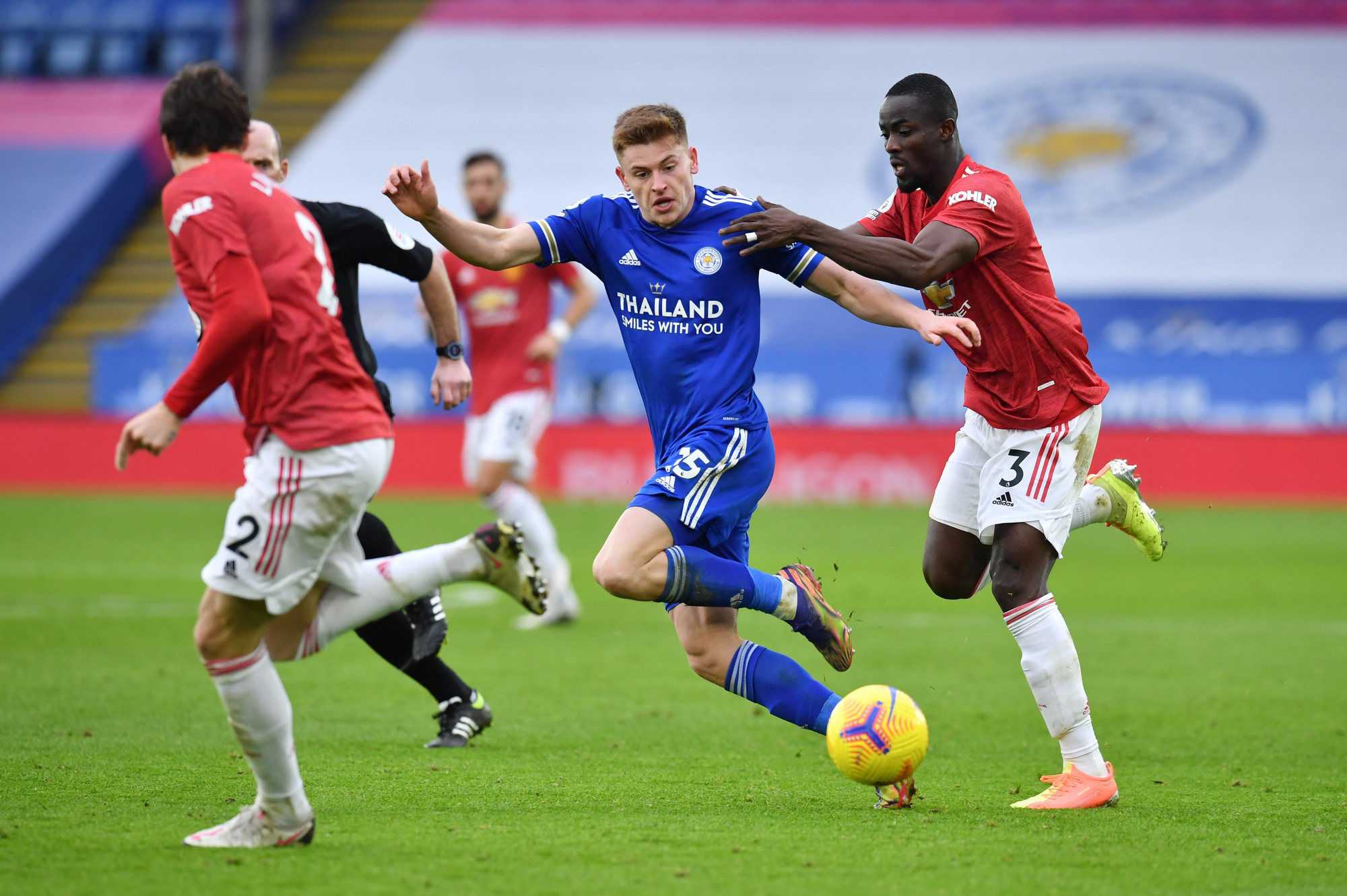 Man United nhận trái đắng, Leicester vững ngôi nhì bảng