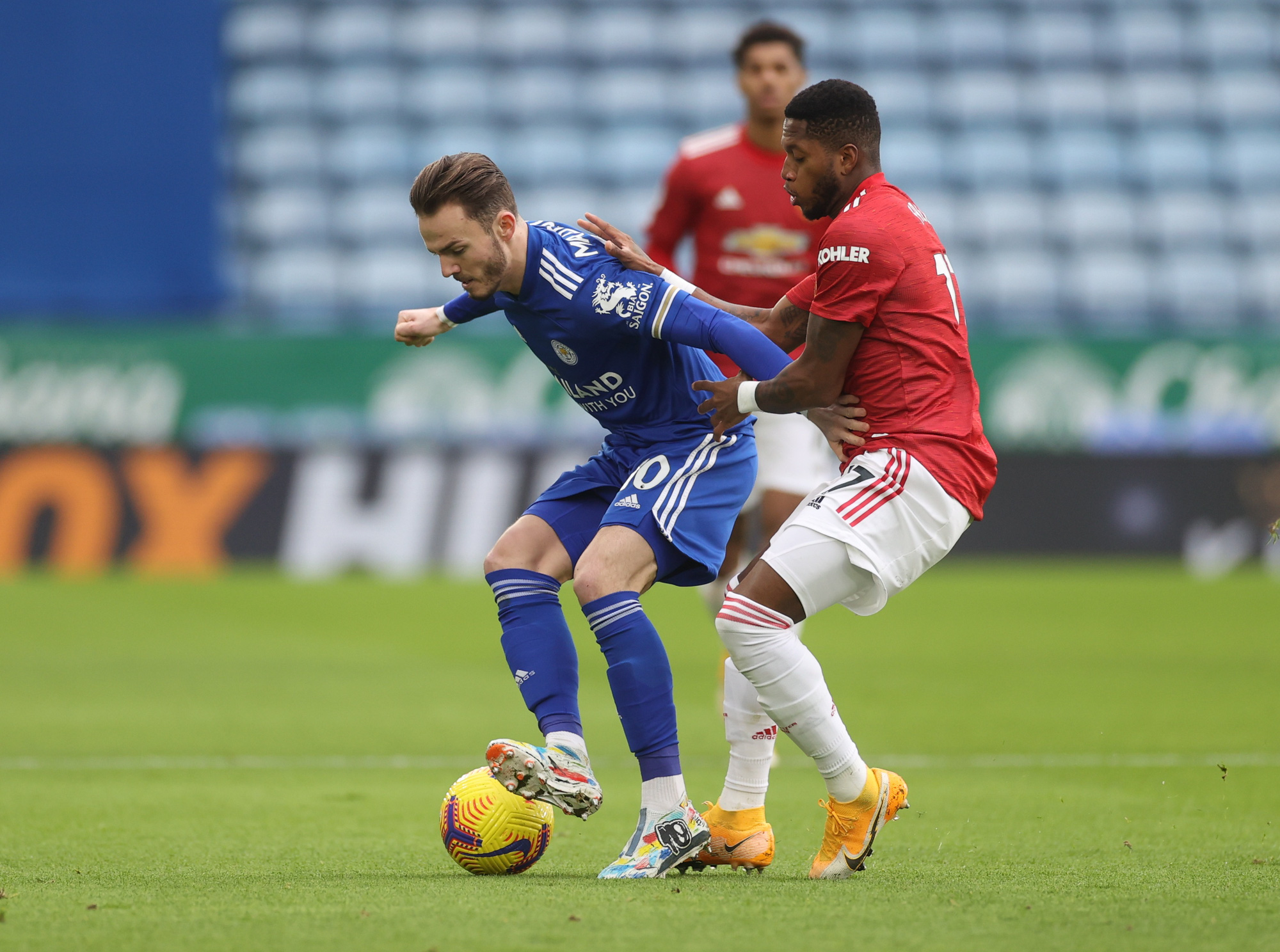 Man United nhận tr&aacute;i đắng, Leicester vững ng&ocirc;i nh&igrave; bảng - Ảnh 1.