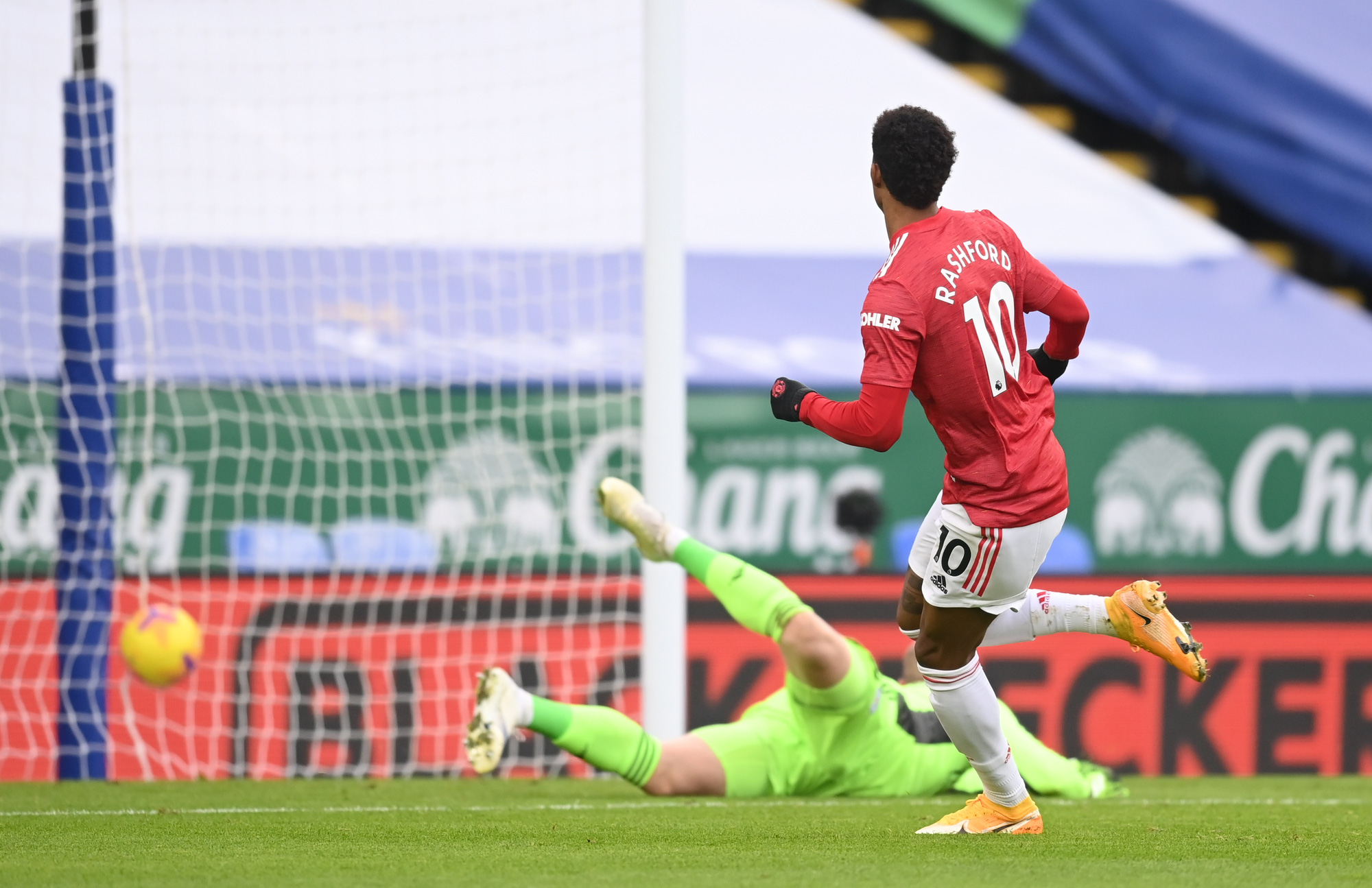 Man United nhận tr&aacute;i đắng, Leicester vững ng&ocirc;i nh&igrave; bảng - Ảnh 3.