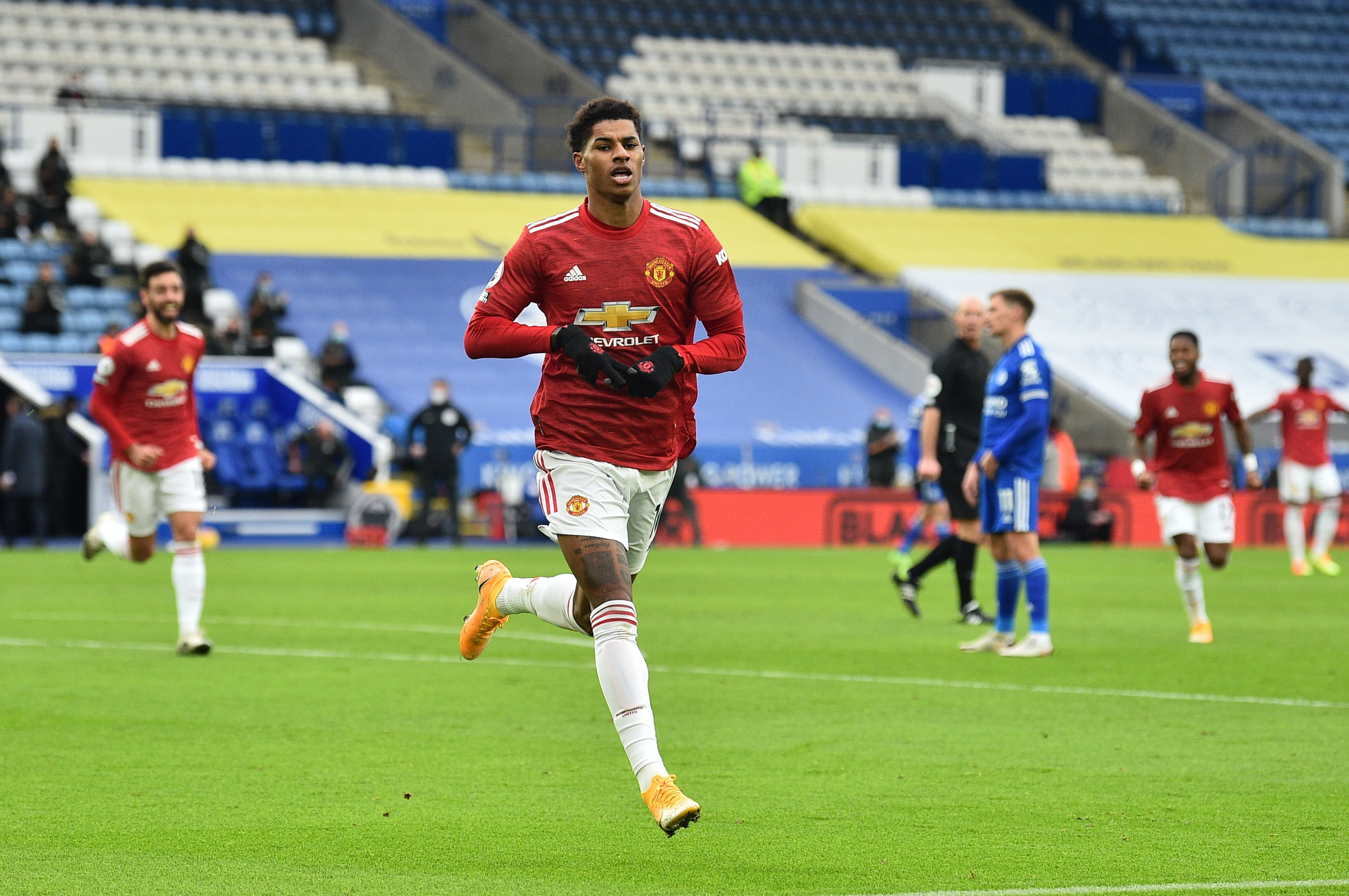 Man United nhận tr&aacute;i đắng, Leicester vững ng&ocirc;i nh&igrave; bảng - Ảnh 4.