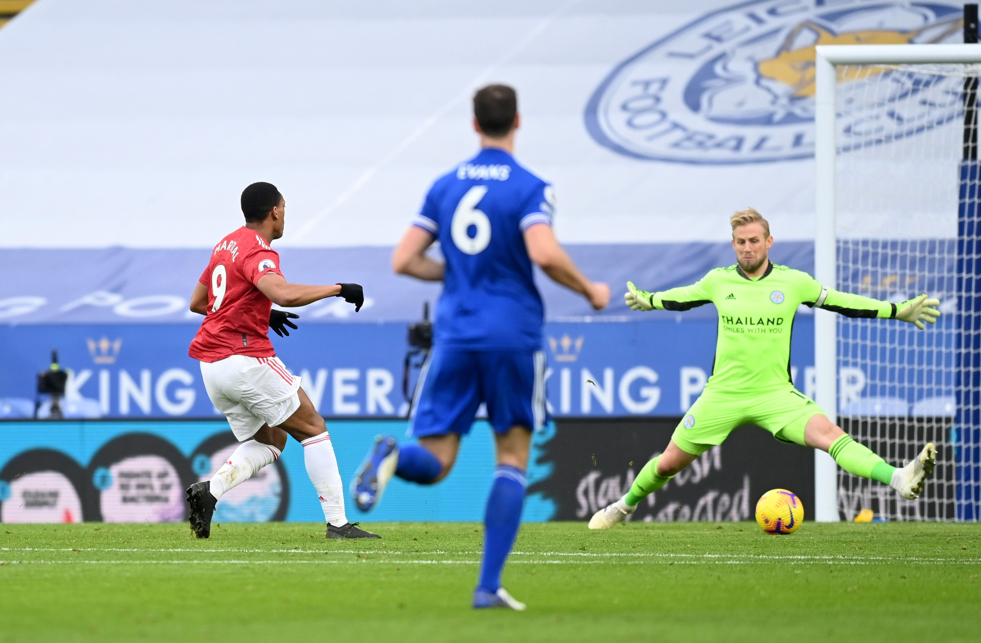 Man United nhận tr&aacute;i đắng, Leicester vững ng&ocirc;i nh&igrave; bảng - Ảnh 6.