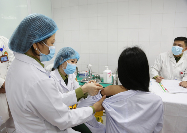 Tăng liều lượng, thử nghiệm vắc-xin Covid-19 loại 50 mcg cho 3 người đầu tiên