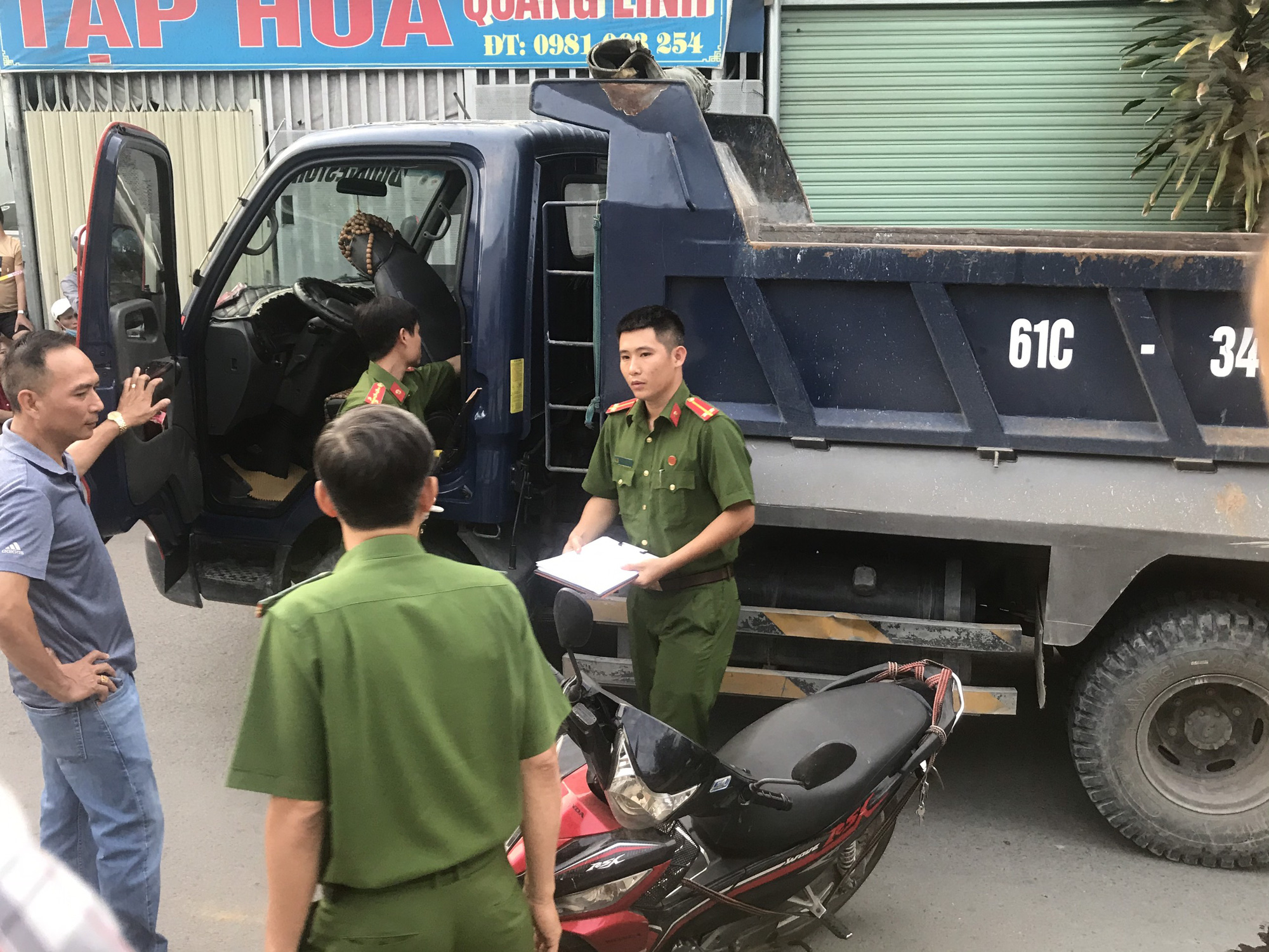 Bị vượt mặt, tài xế xe tải cầm cơ bida đánh chết người đi xe máy - Ảnh 1.