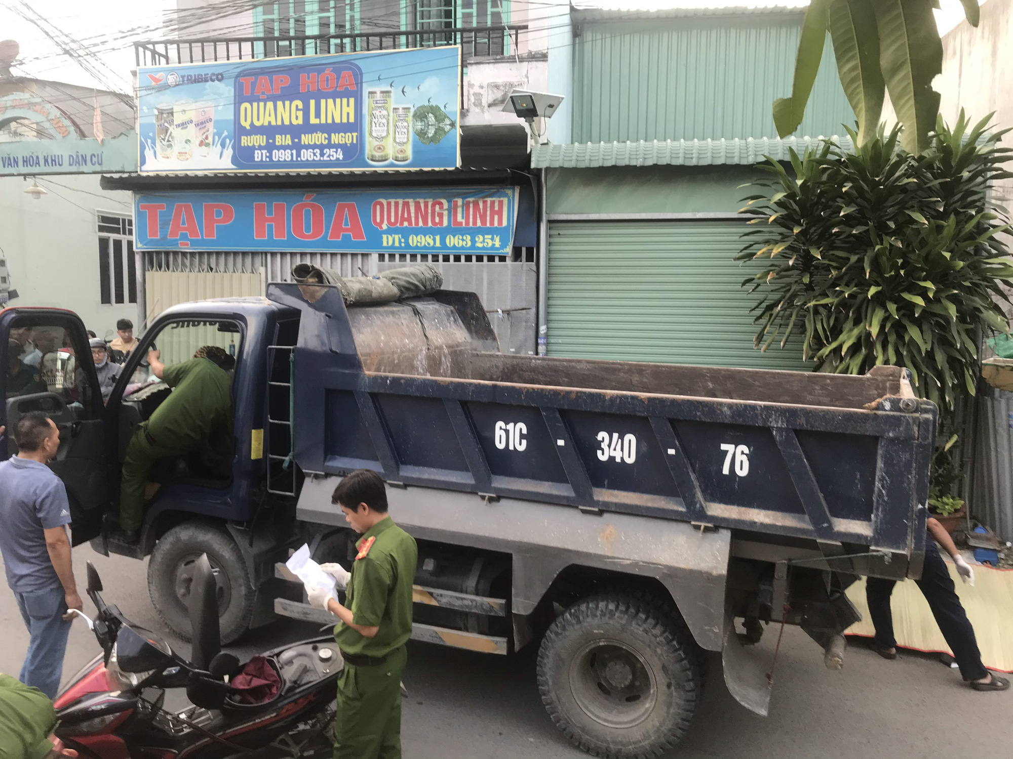 Bị vượt mặt, tài xế xe tải cầm cơ bida đánh chết người đi xe máy