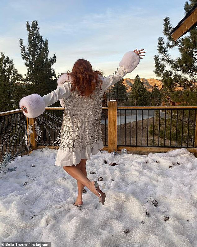 “Chân dài” Bella Thorne đẹp ngất ngây với nội y - Ảnh 4.