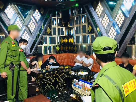 27 nam nữ ph&ecirc; ma t&uacute;y trong qu&aacute;n karaoke ở Tam Kỳ - Ảnh 4.