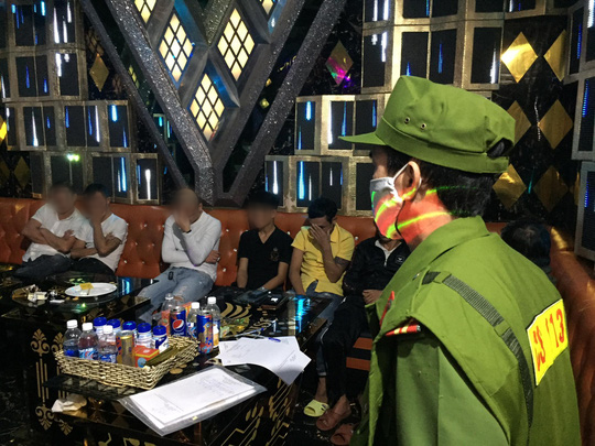 27 nam nữ ph&ecirc; ma t&uacute;y trong qu&aacute;n karaoke ở Tam Kỳ - Ảnh 1.