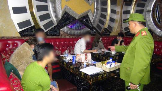 27 nam nữ ph&ecirc; ma t&uacute;y trong qu&aacute;n karaoke ở Tam Kỳ - Ảnh 3.