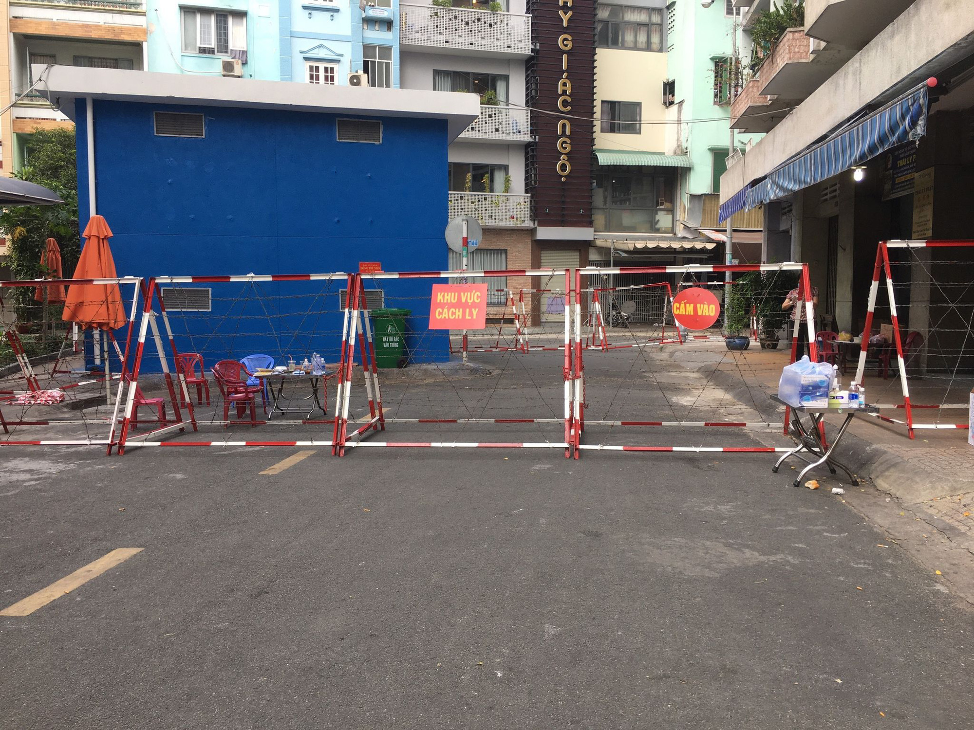 Phong tỏa chung cư ở TP HCM vì có người dương tính với SARS-CoV-2 liên quan BN1440 - Ảnh 1.