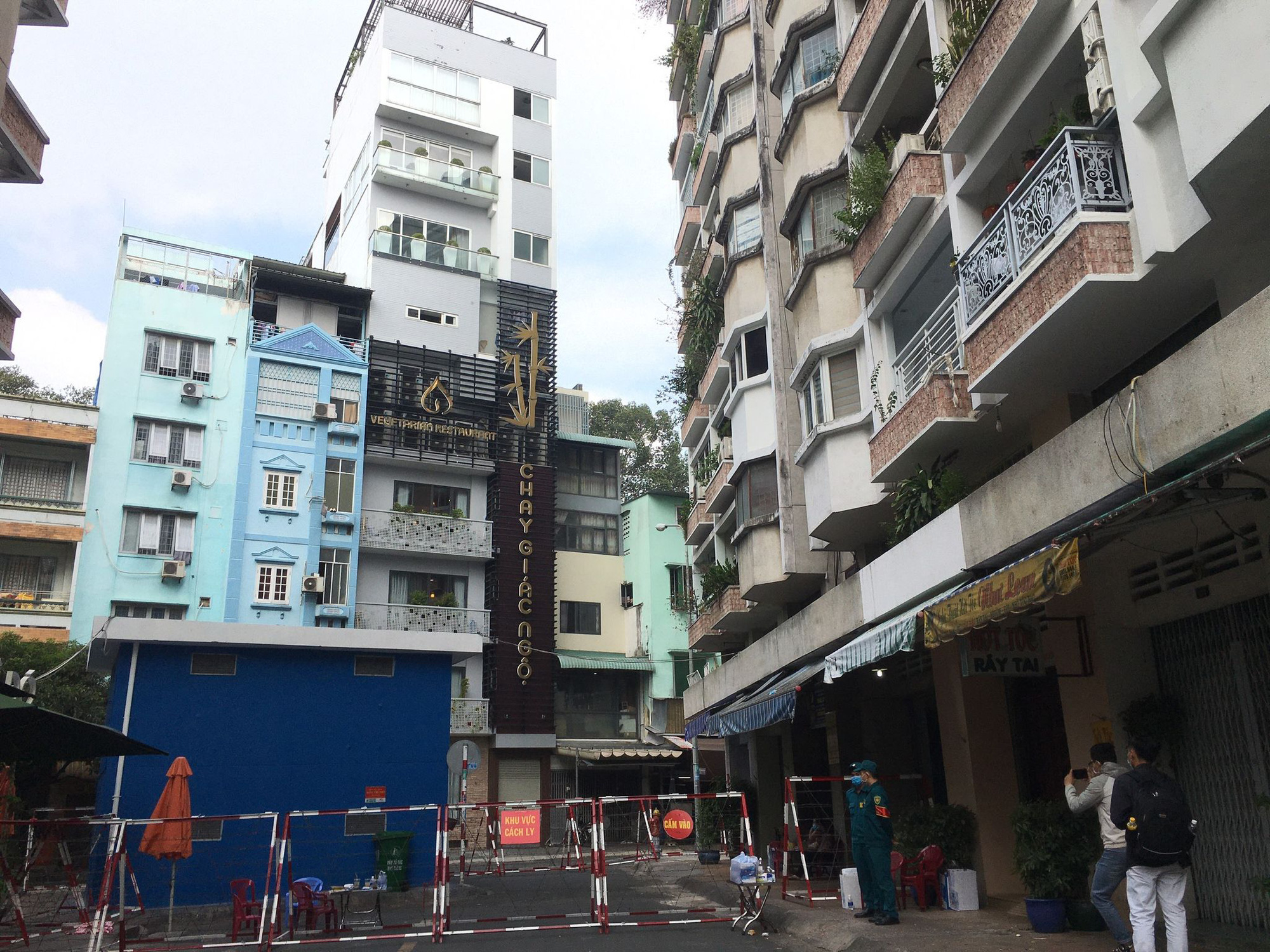 Phong tỏa chung cư ở TP HCM vì có người dương tính với SARS-CoV-2 liên quan BN1440 - Ảnh 2.