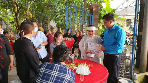 San sẻ khó khăn với gia đình đoàn viên