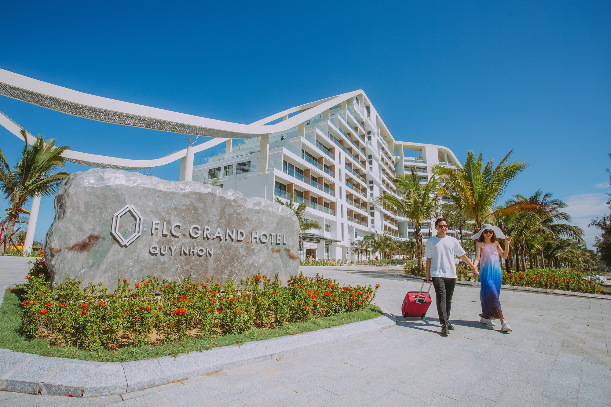Gh&eacute; thăm t&acirc;n binh khủng long FLC Grand Hotel Quy Nhon quẩy cực đ&atilde; m&ugrave;a lễ hội cuối năm - Ảnh 1.