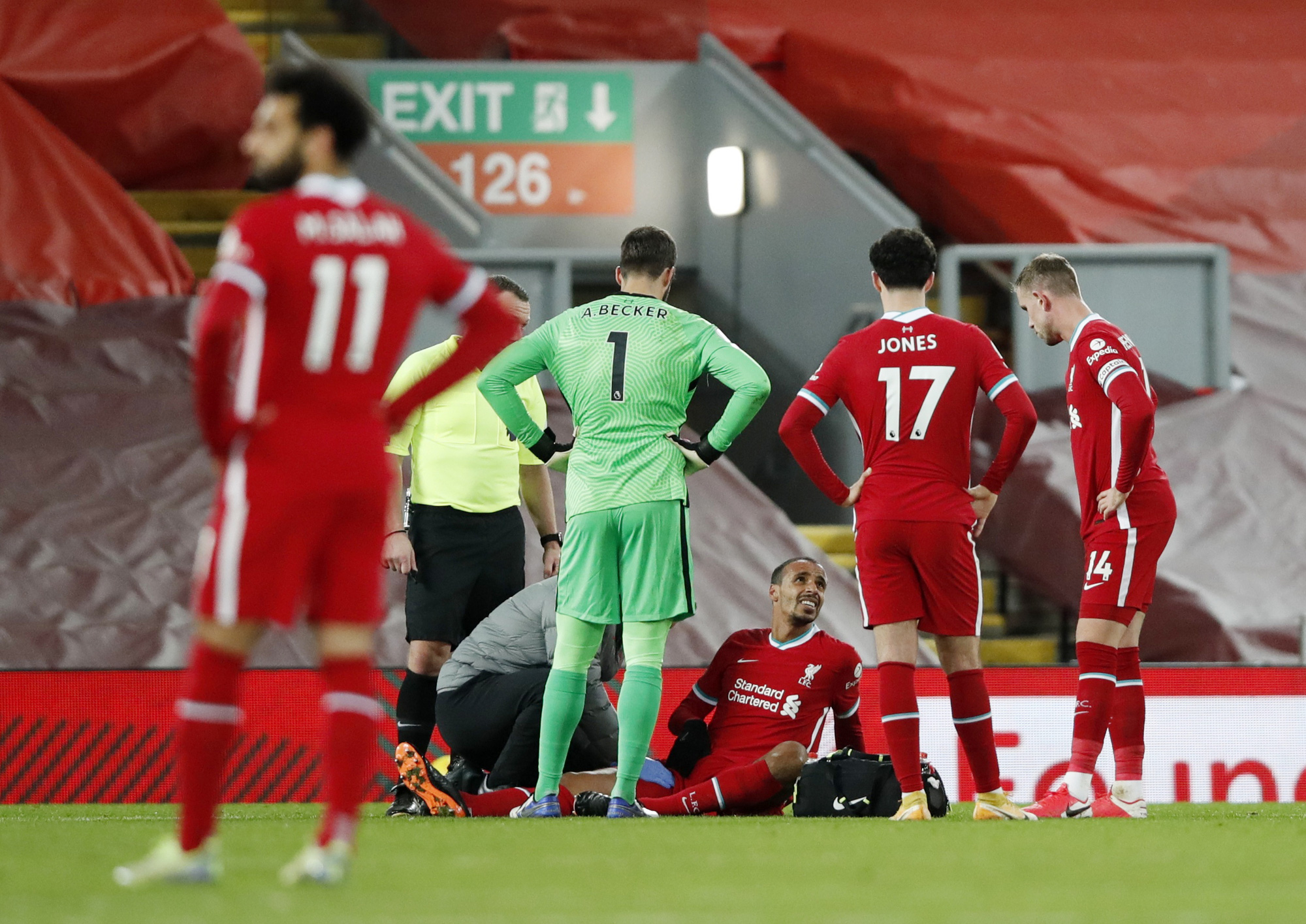 Kiệt sức m&ugrave;a Đ&ocirc;ng, Liverpool bị đội ch&oacute;t bảng cầm ch&acirc;n ở Anfield - Ảnh 4.