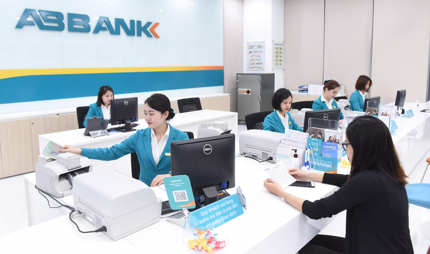 Ng&acirc;n h&agrave;ng đua l&ecirc;n s&agrave;n, cổ phiếu &ldquo;vua&rdquo; trở lại - Ảnh 1.