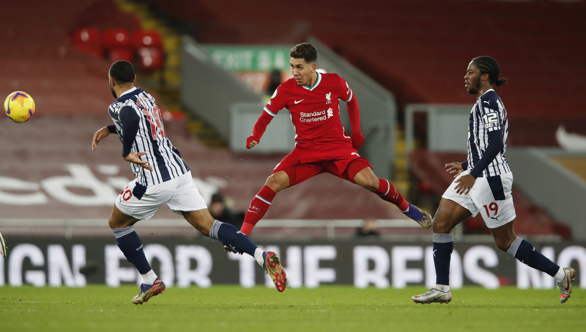 Kiệt sức m&ugrave;a Đ&ocirc;ng, Liverpool bị đội ch&oacute;t bảng cầm ch&acirc;n ở Anfield - Ảnh 2.