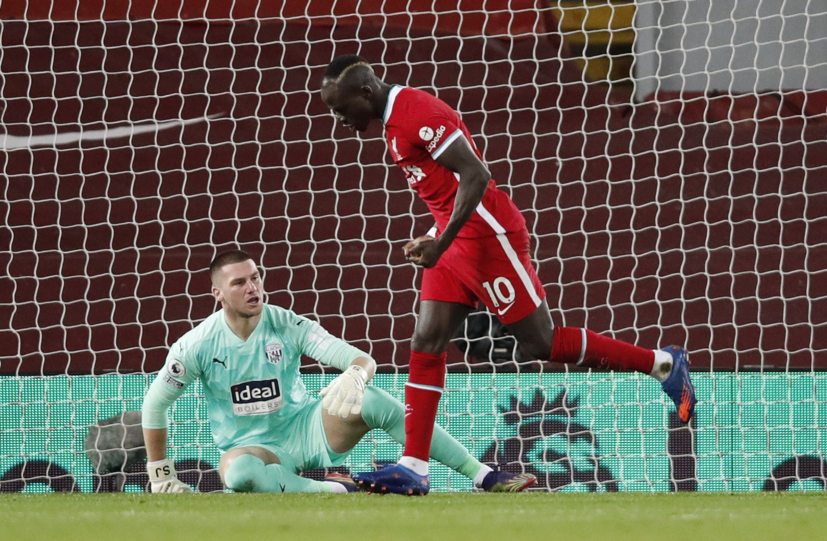 Kiệt sức m&ugrave;a Đ&ocirc;ng, Liverpool bị đội ch&oacute;t bảng cầm ch&acirc;n ở Anfield - Ảnh 3.