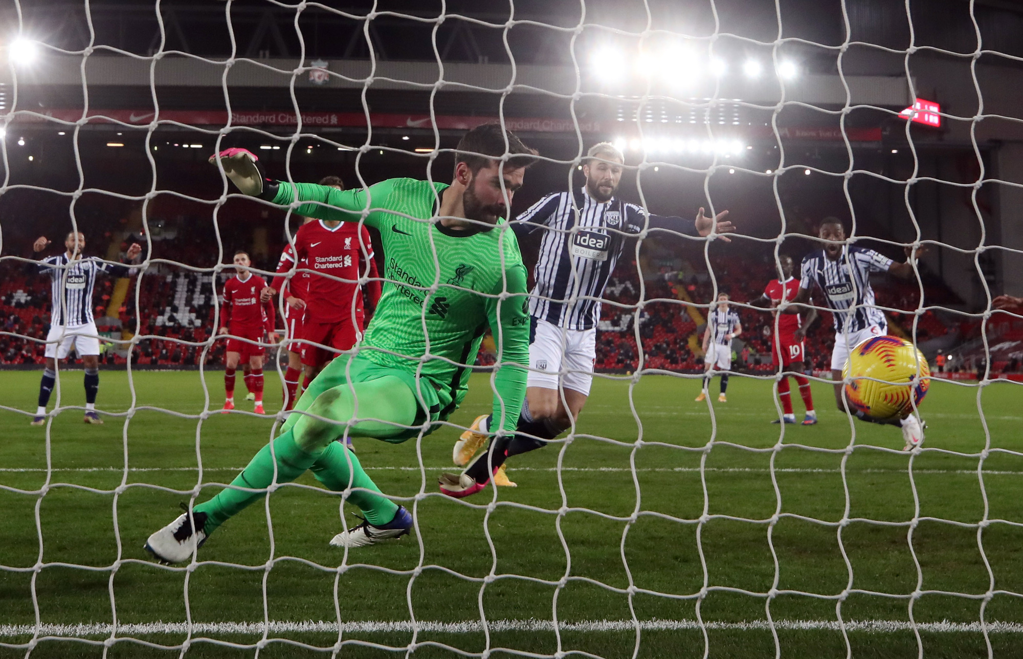 Kiệt sức m&ugrave;a Đ&ocirc;ng, Liverpool bị đội ch&oacute;t bảng cầm ch&acirc;n ở Anfield - Ảnh 5.