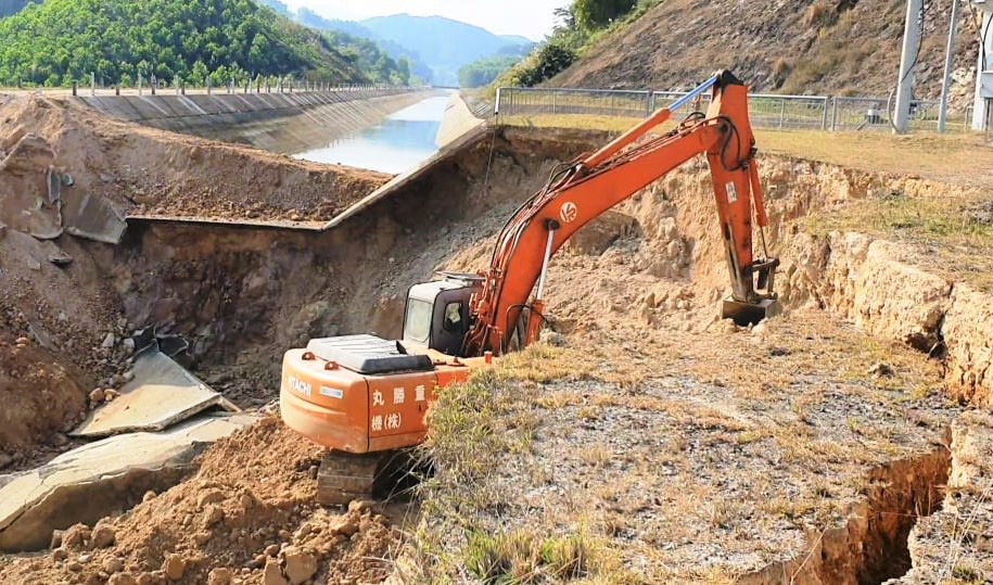 Bộ NN-PTNT v&agrave;o cuộc tuyến k&ecirc;nh 4.300 tỉ đồng bất ngờ đứt g&atilde;y 50 m giữa m&ugrave;a kh&ocirc; - Ảnh 2.
