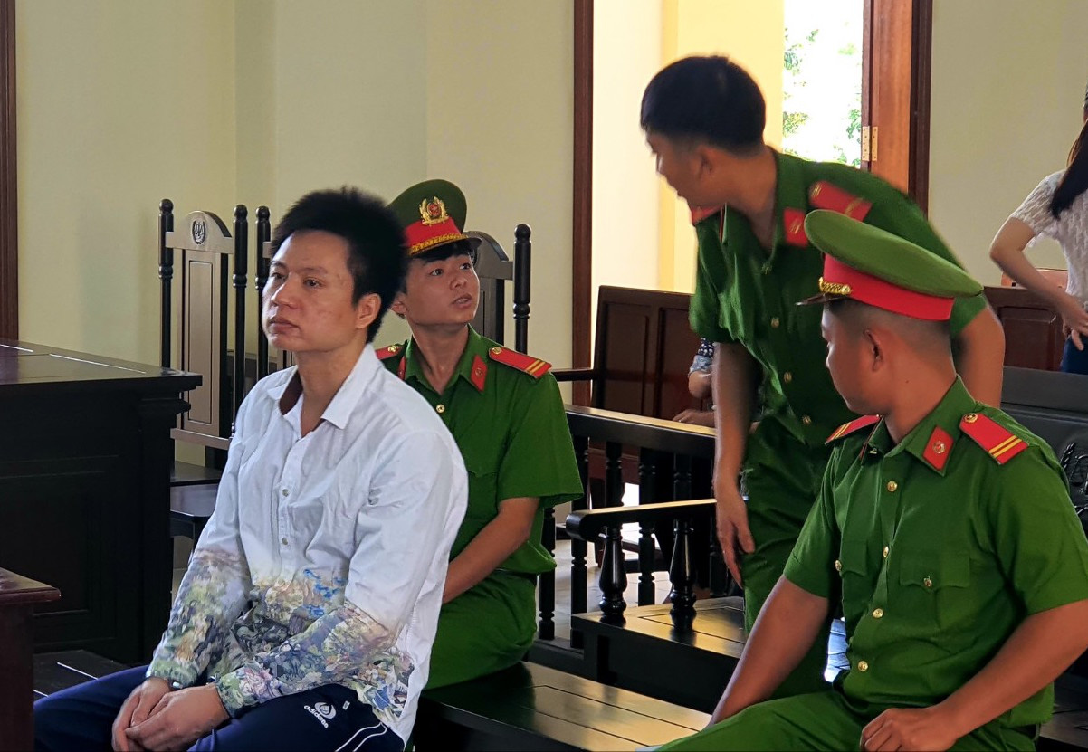 Trả giá đắt vì nhận USD để vận chuyển 11 sừng tê giác về Việt Nam