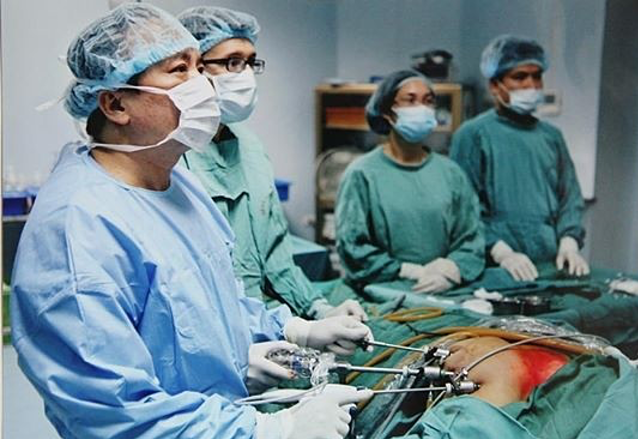"Cha đẻ" của kỹ thuật nội soi tuyến giáp nhận danh hiệu Anh hùng lao động