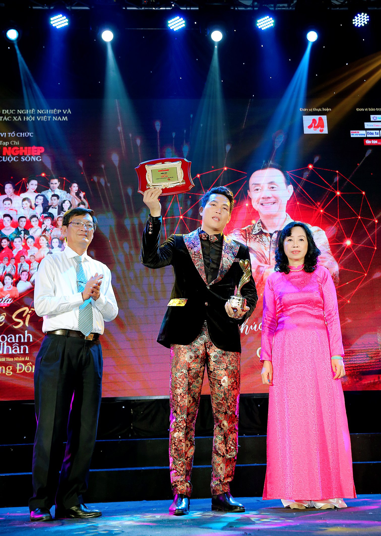 400 người tham dự đêm Vinh danh đã mặc niệm cố nghệ sĩ Chí Tài - Ảnh 7.