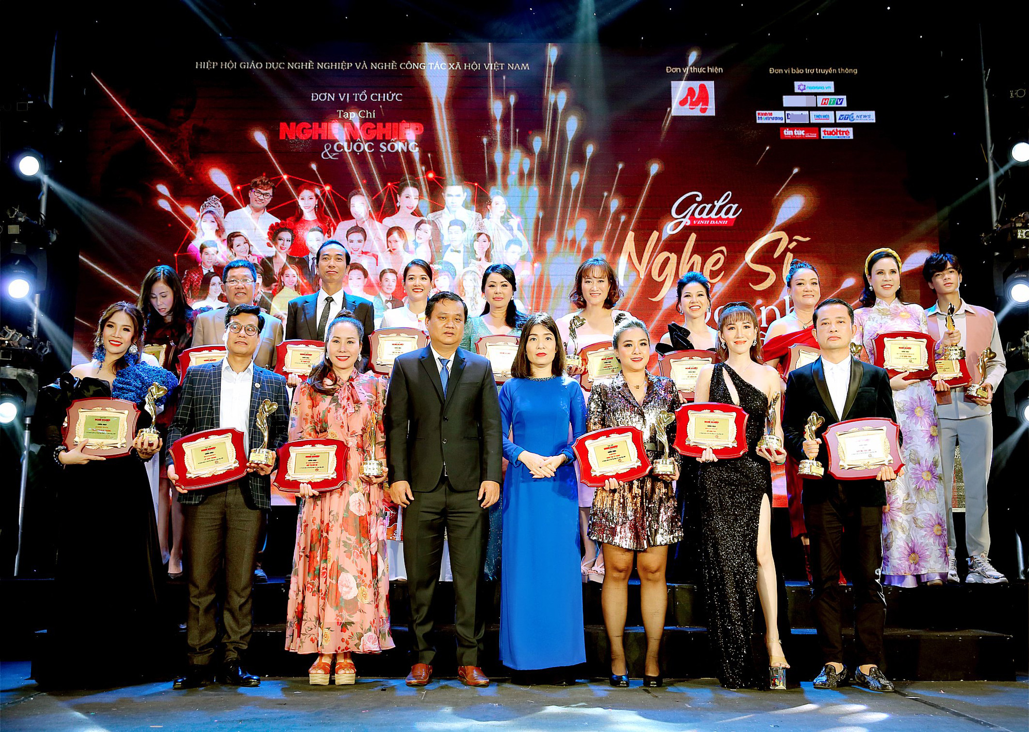400 người tham dự đêm Vinh danh đã mặc niệm cố nghệ sĩ Chí Tài