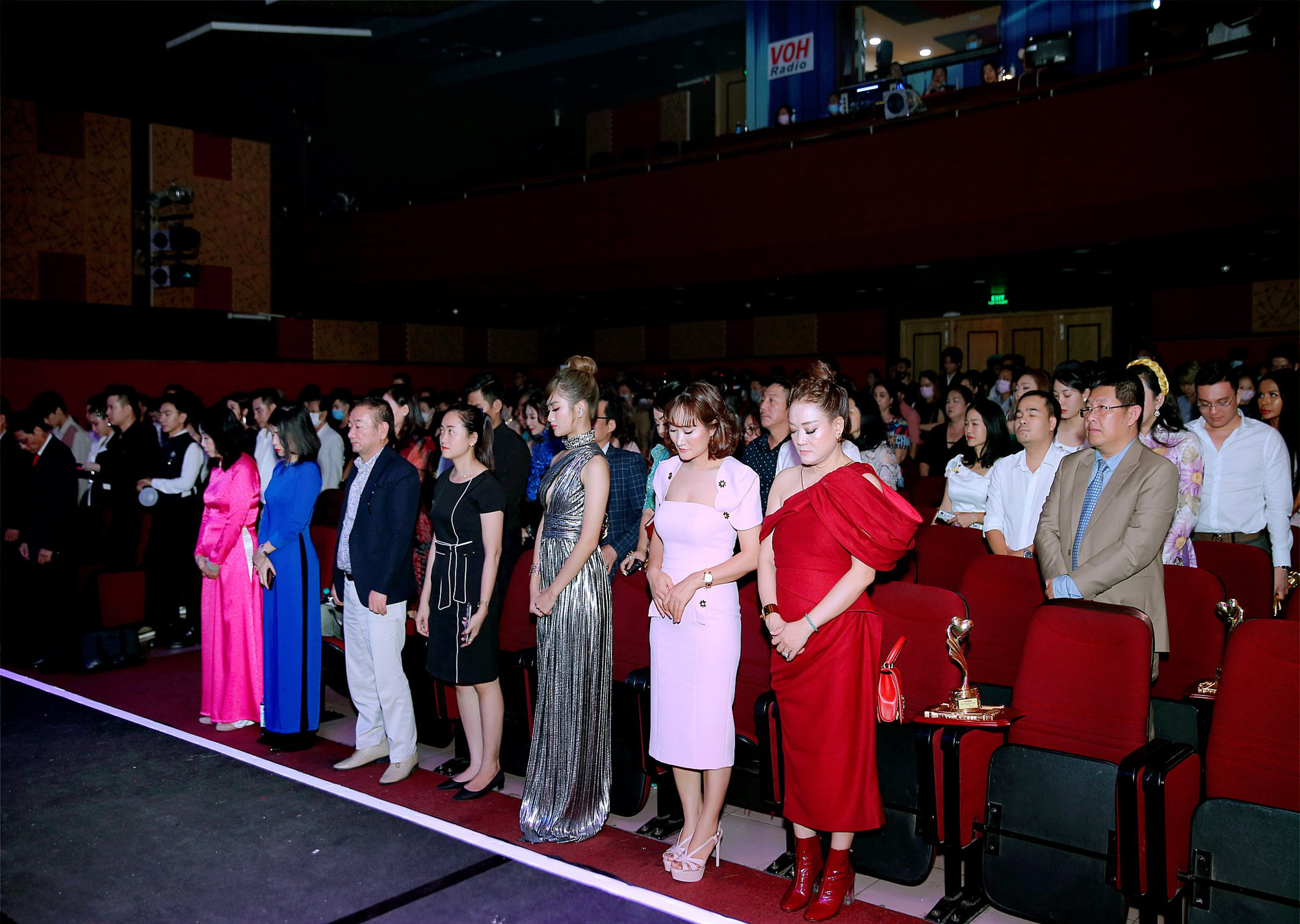 400 người tham dự đêm Vinh danh đã mặc niệm cố nghệ sĩ Chí Tài - Ảnh 6.