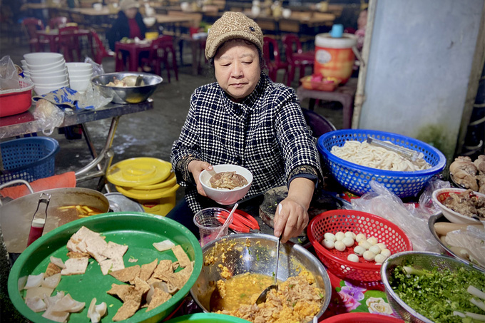 Phố b&aacute;nh canh đ&egrave;n dầu b&aacute;n xuy&ecirc;n đ&ecirc;m ở Huế - Ảnh 1.
