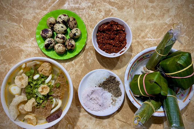 Phố b&aacute;nh canh đ&egrave;n dầu b&aacute;n xuy&ecirc;n đ&ecirc;m ở Huế - Ảnh 2.