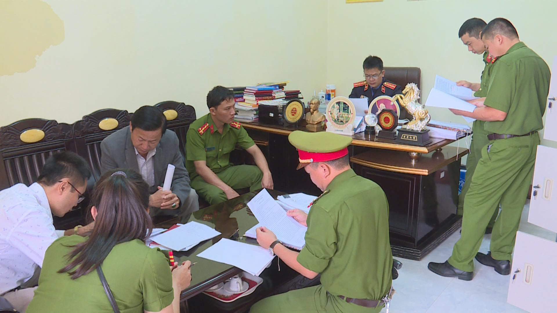 Gây thiệt hại 29.000m3 gỗ, 4 cán bộ bảo vệ rừng bị bắt