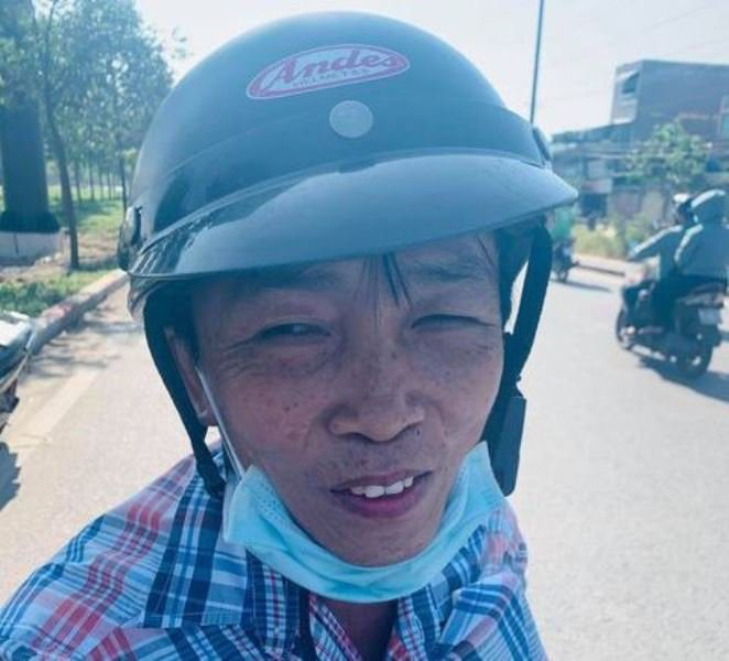 T&agrave;i xế taxi dừng xe cứu người gặp tai nạn, bị trộm lẻn l&ecirc;n xe lấy điện thoại - Ảnh 1.