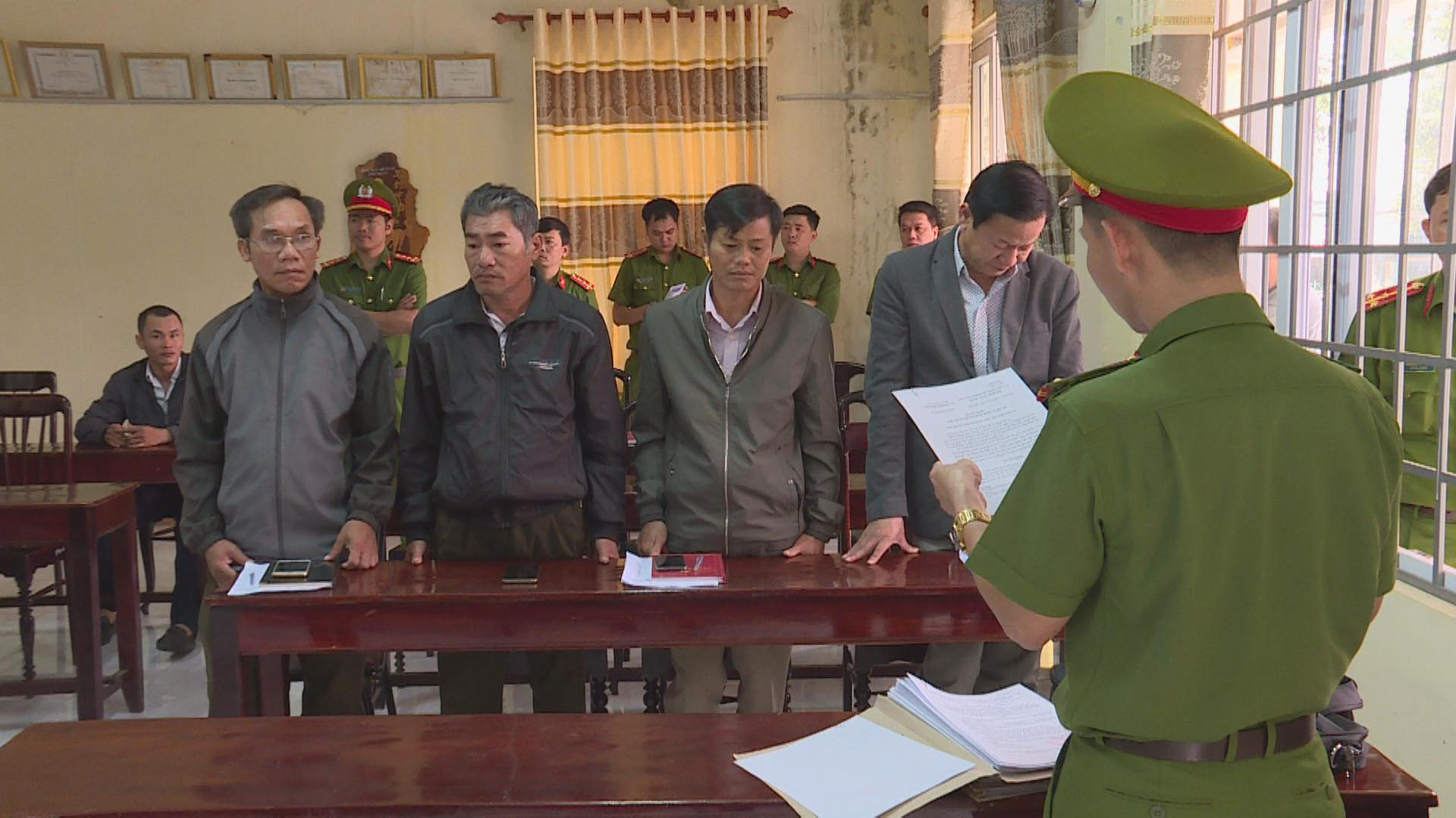 G&acirc;y thiệt hại 29.000m3 gỗ, 4 c&aacute;n bộ bảo vệ rừng bị bắt - Ảnh 1.