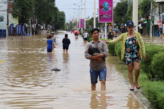 Ngập lụt bao vây thành phố du lịch biển