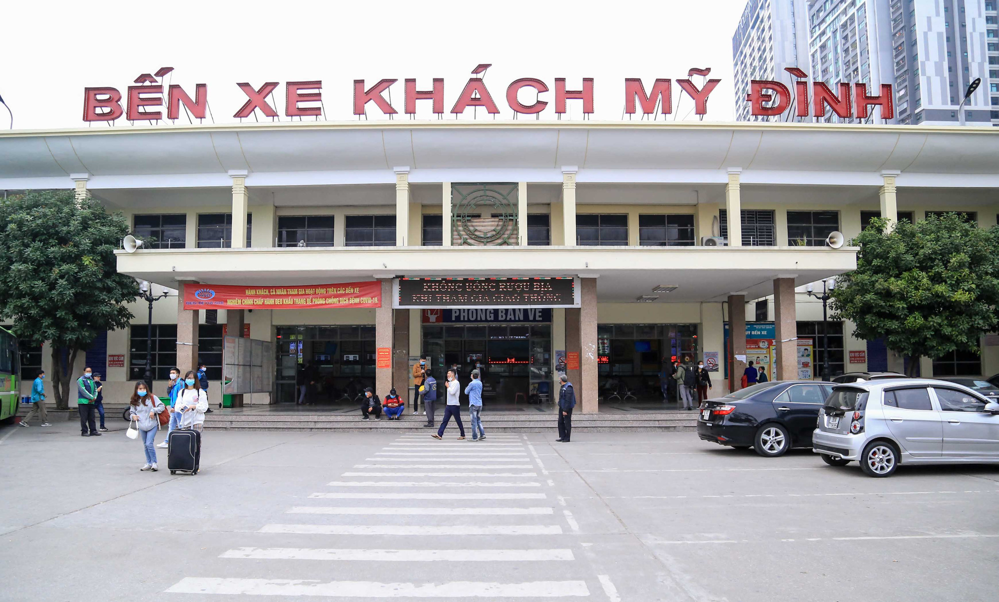 Cận cảnh bến xe khách những ngày siết chặt chống dịch Covid-19 - Ảnh 2.