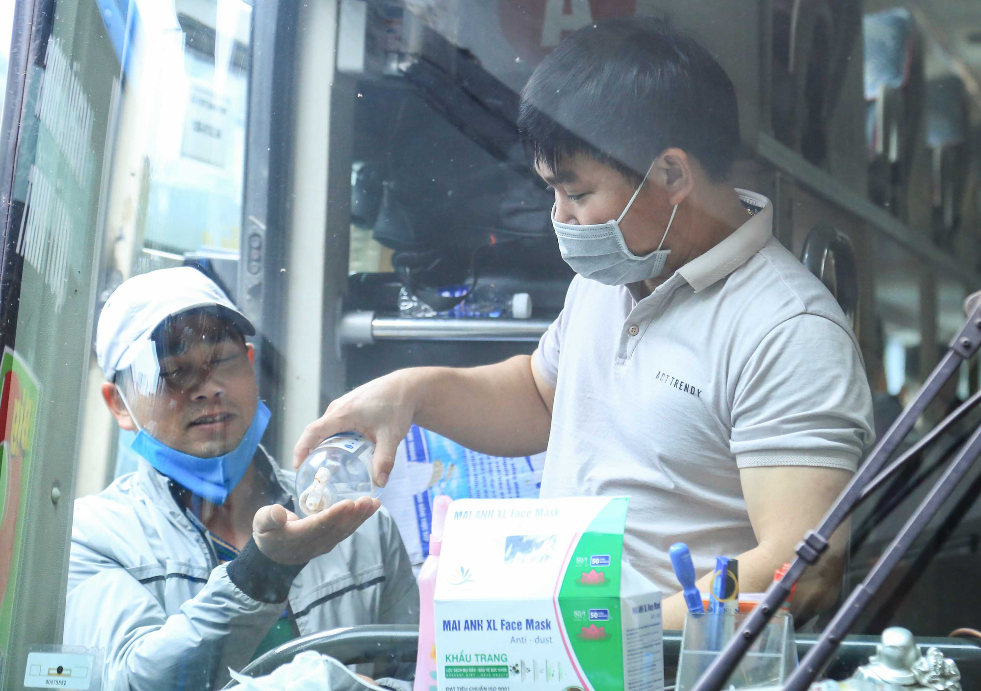 Cận cảnh bến xe khách những ngày siết chặt chống dịch Covid-19 - Ảnh 16.
