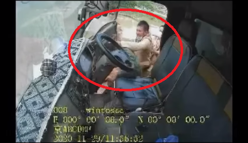 CLIP: 3 CSGT h&agrave;nh hung, lăng mạ t&agrave;i xế xe tải - Ảnh 2.
