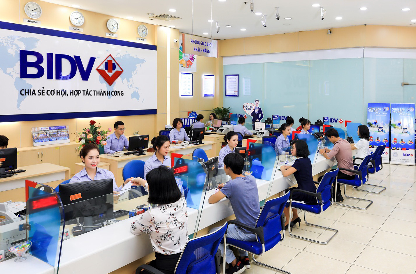 Loạt ngân hàng điều chỉnh lãi suất tiền gửi - Ảnh 1.