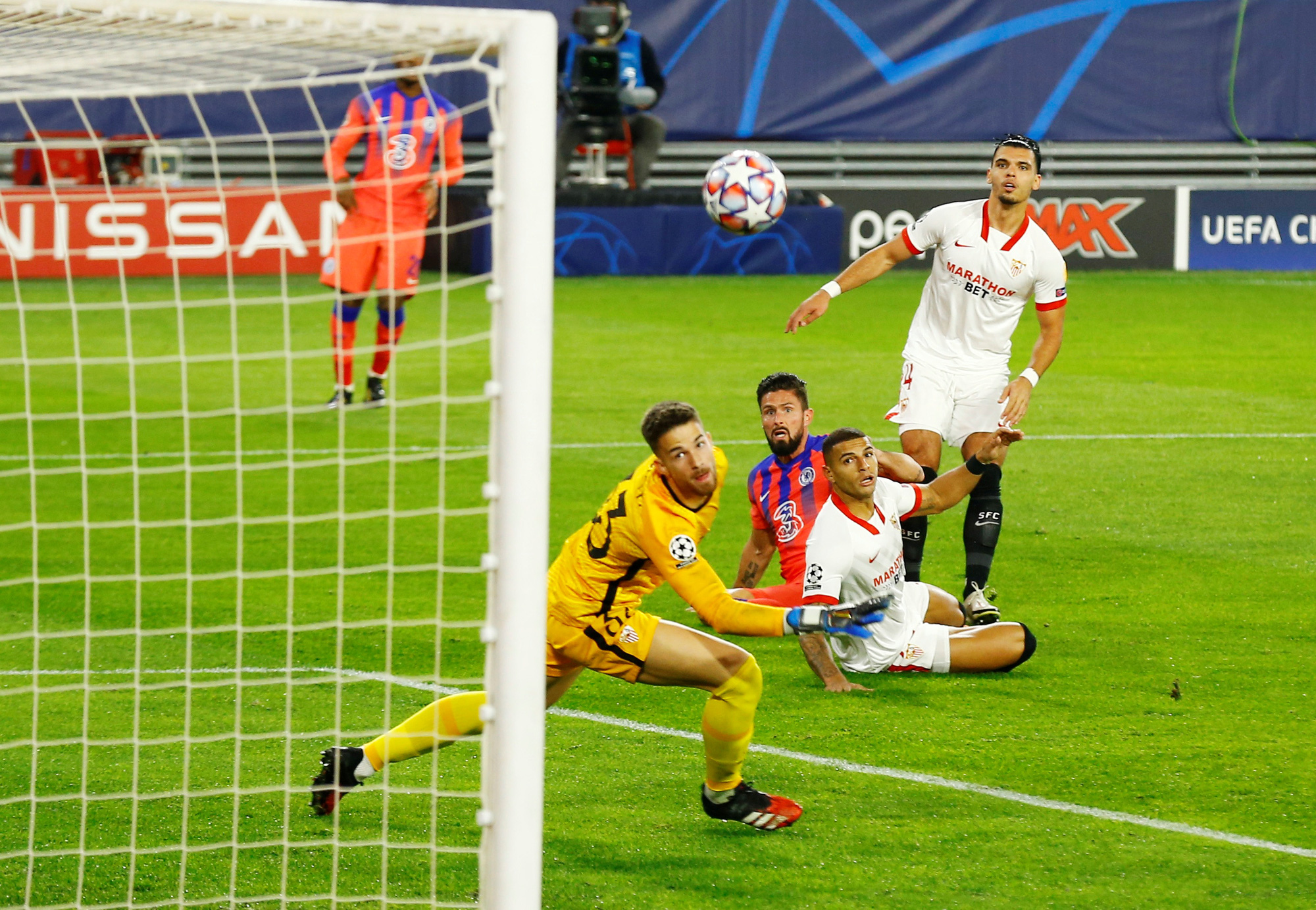L&atilde;o tướng lập c&uacute; poker thần th&aacute;nh, Chelsea hủy diệt Sevilla - Ảnh 2.