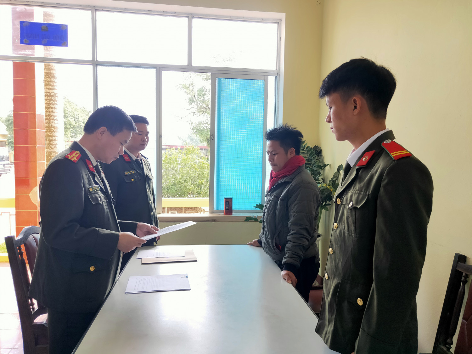 Bị phạt vì không đội mũ bảo hiểm, lên facebook... dọa bắn Trưởng Công an xã