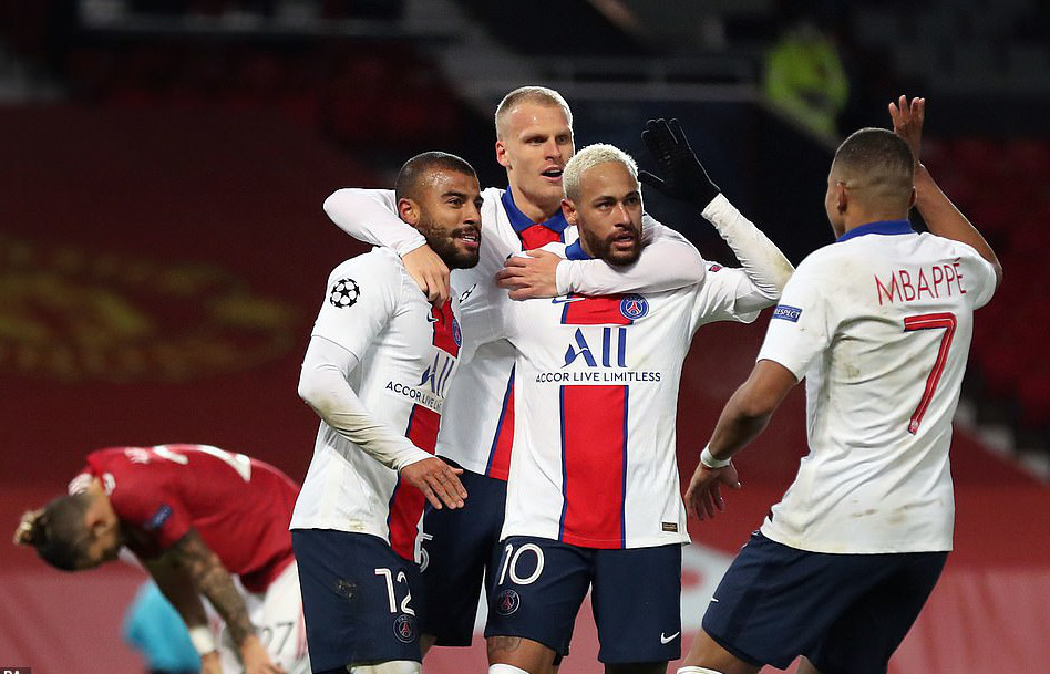 Thẻ đỏ nghiệt ngã, Man United đẩy mình vào thế khó