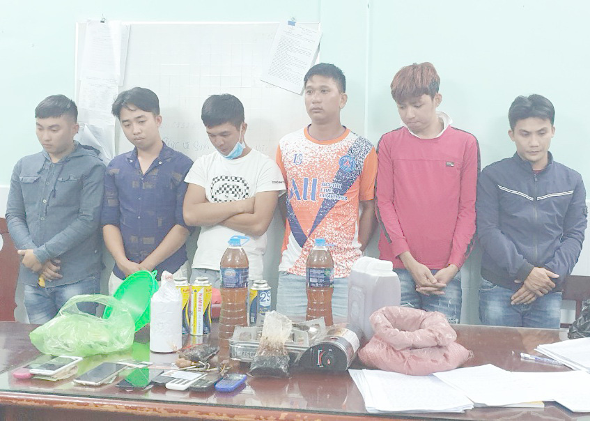 Sốc với nhóm "chuyên gia" sản xuất mật ong từ đường cát và chất tạo mùi