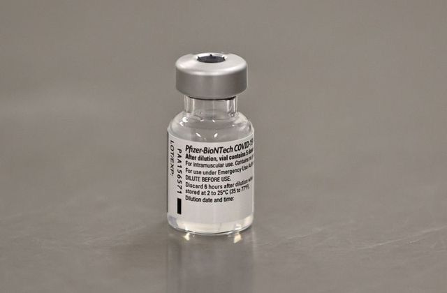 Y t&aacute; mắc Covid-19 d&ugrave; được ti&ecirc;m vắc-xin của Mỹ - Ảnh 2.
