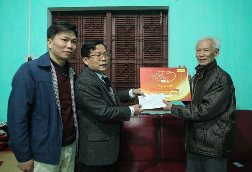 "Mai Vàng nhân ái" thăm, tặng quà nhà văn, nhà báo Tạ Kim Hùng