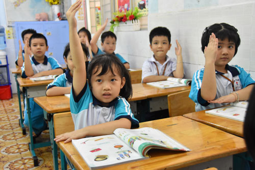 Học sinh lớp 1 học tốt chương tr&igrave;nh mới (!?) - Ảnh 1.