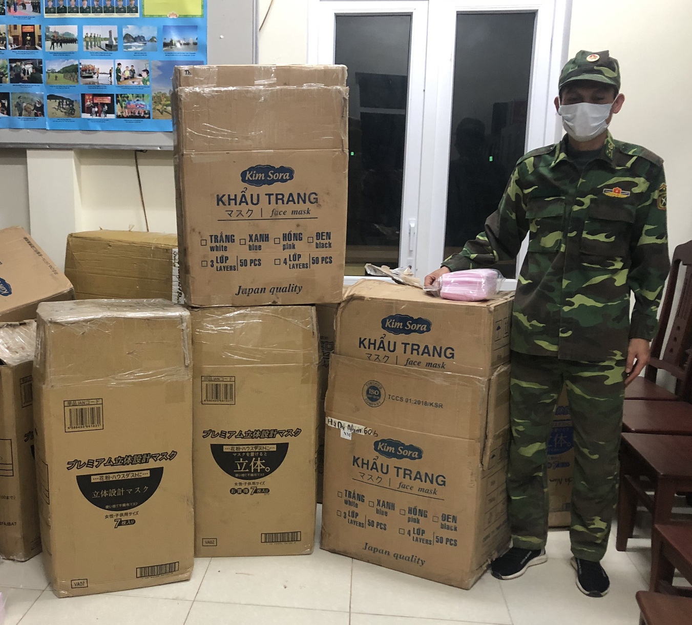 Bất ngờ bên trong các thùng carton "bỏ rơi" nơi biên giới
